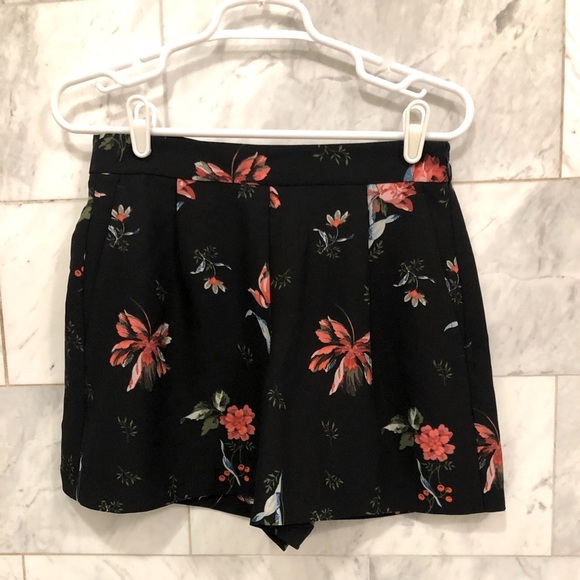 Loft floral black red short pockets size 4 - Picture 2 of 5